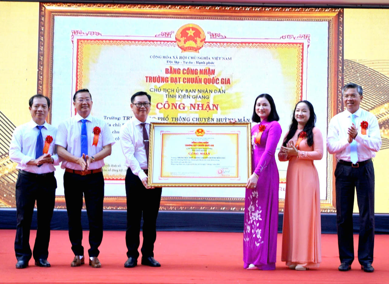 Trao chứng nhận Trường đạt chuẩn quốc gia cho Trường THPT chuyên Huỳnh Mẫn Đạt.