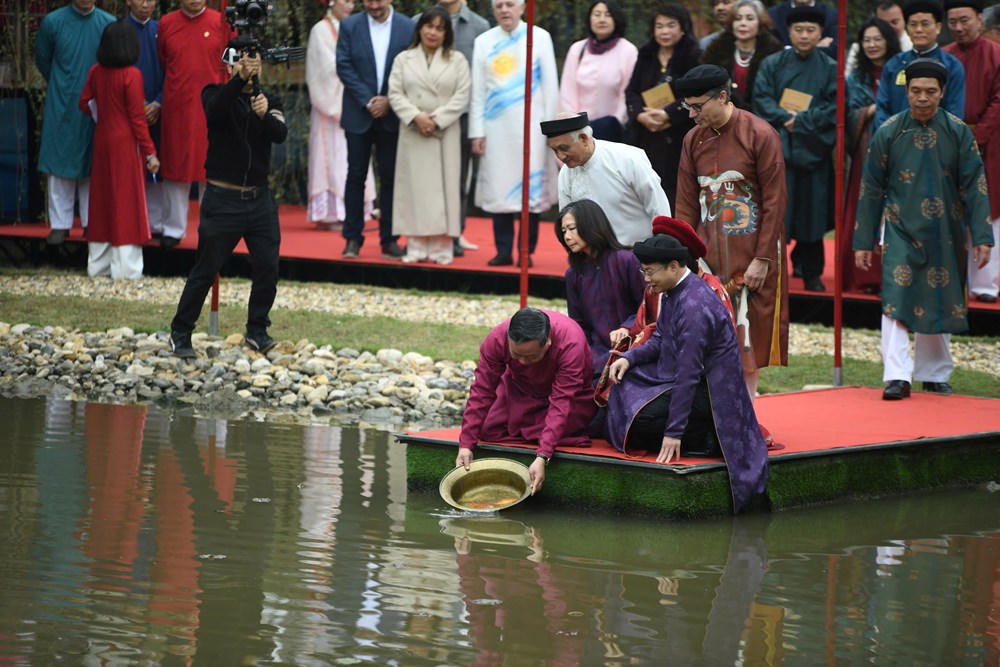 Trong văn hóa dân gian, thả cá chép là thể hiện mong muốn sự may mắn và thăng hoa, gắn với ước vọng về sự hanh thông, thịnh vượng trong năm mới (ảnh Phạm Sỹ).