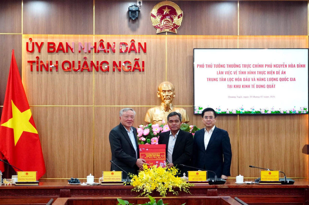 Phó Thủ tướng Thường trực Chính phủ Nguyễn Hòa Bình tặng quà chúc Tết cán bộ và Nhân dân tỉnh Quảng Ngãi.