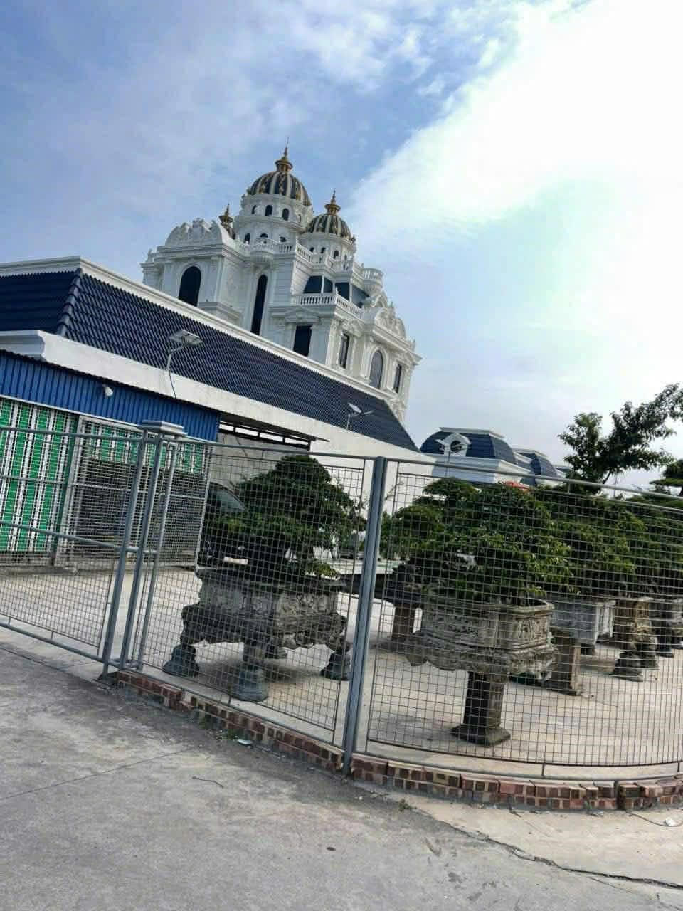 Không gian sân vườn được quy hoạch theo hướng mở, đảm bảo sự thông thoáng nhưng vẫn giữ được tính riêng tư cần thiết.