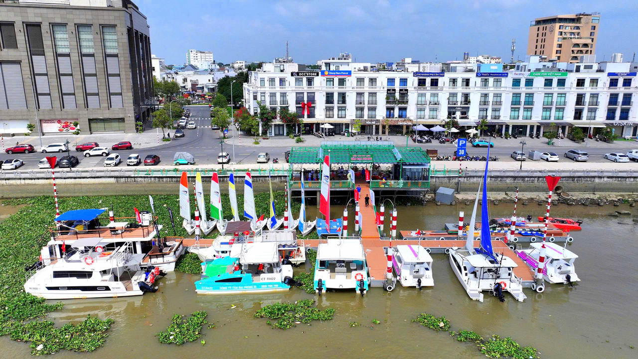 Nhiều du thuyền trực chờ sẵn sàng phục vụ du khách.