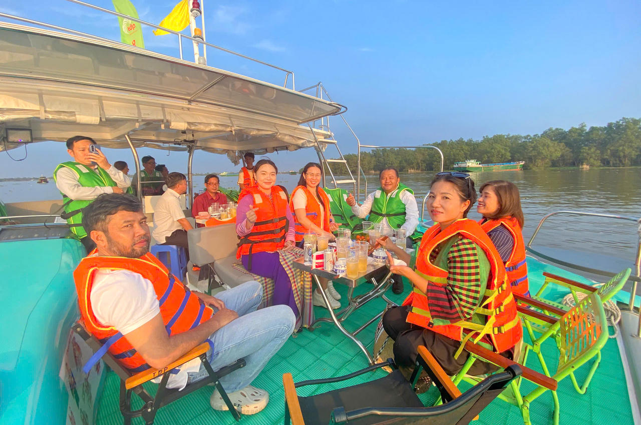 Du khách thích thú với những trải nghiệm trên sông với du thuyền.