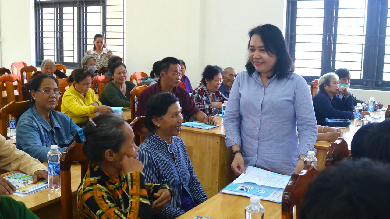 Hơn ba mươi năm dấn thân trong ngành tư pháp, bà Hương luôn giữ thói quen gần gũi, trao đổi với người dân.