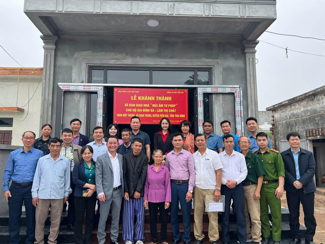 &nbsp;Lễ bàn giao “Mái ấm Tư pháp” cho hộ gia đình bà Lâm Thị Chắt có hoàn cảnh đặc biệt khó khăn ở thôn Hợp Thành, xã Nam Trung, huyện Tiền Hải, tỉnh Thái Bình (tháng 4/2025).