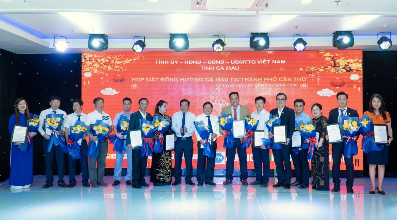 Hội đồng hương Cà Mau tại TP Cần Thơ trao thư cảm ơn cho các đơn vị có nhiều đóng góp.