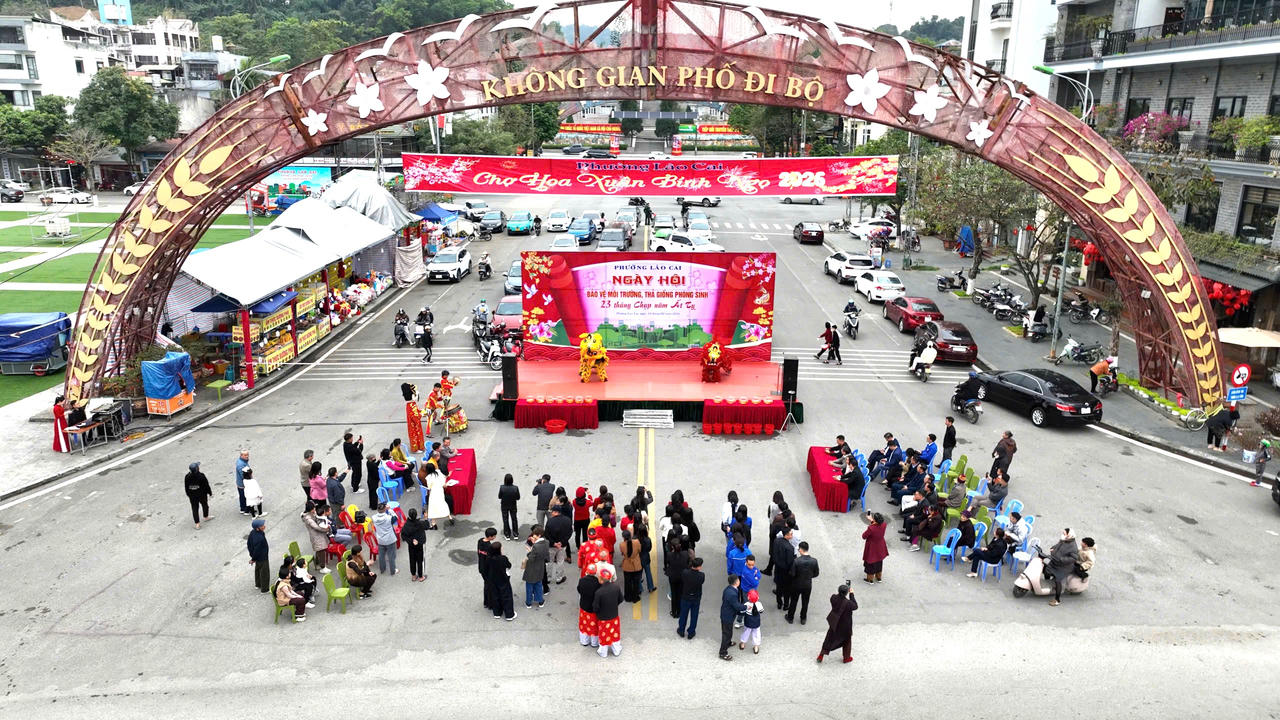 Phường Lào Cai tổ chức Ngày hội bảo vệ môi trường, thả cá phóng sinh dịp 23 tháng Chạp