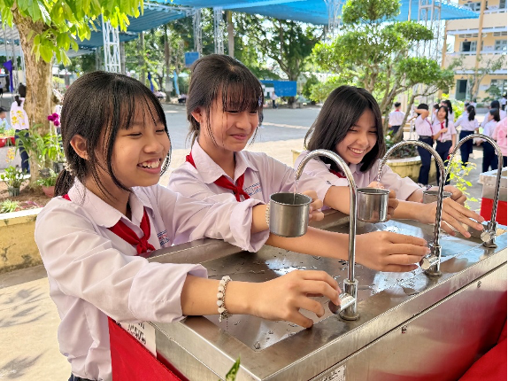 Dai-ichi Life Việt Nam mang đến nguồn nước uống sạch, góp phần bảo vệ sức khỏe và phát triển thể chất toàn diện cho thế hệ tương lai