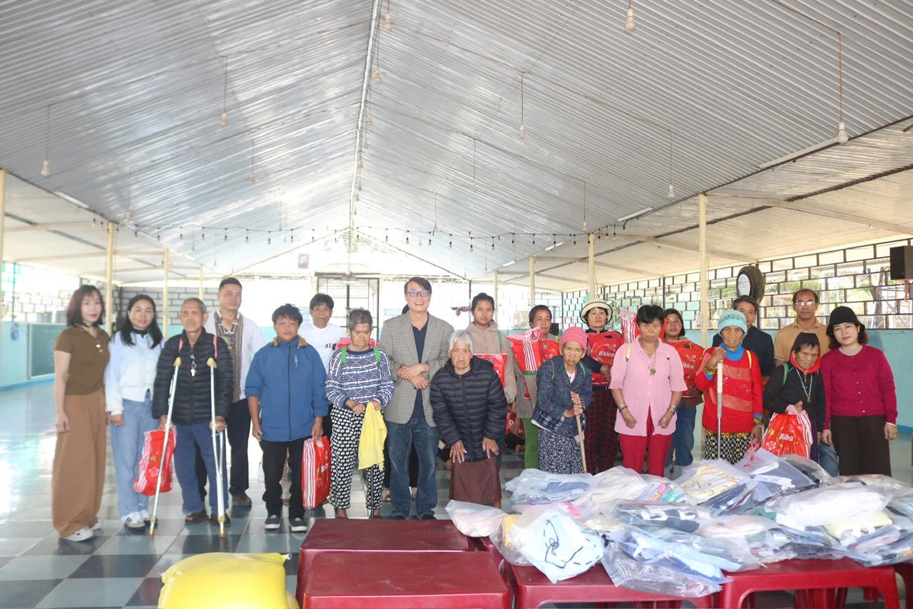 Các cụ già neo đơn được trao quà Tết như một sự động viên, chia sẻ trong dịp cuối năm.