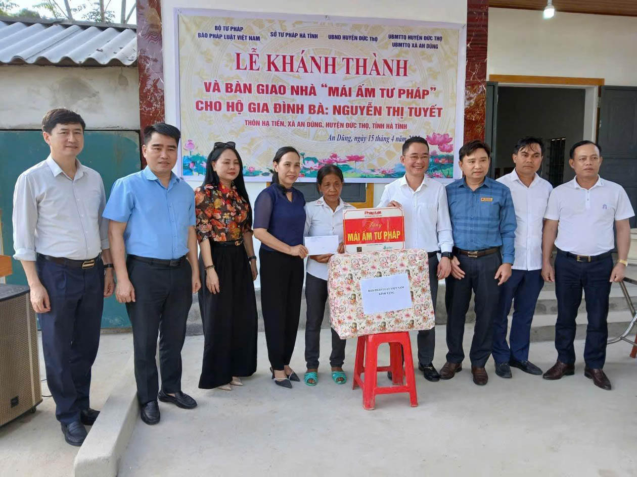 Bàn giao nhà cho hộ gia đình bà Nguyễn Thị Tuyết ở thôn Hạ Tiến, xã An Dũng, huyện Đức Thọ, tỉnh Hà Tĩnh (tháng 4/2025).