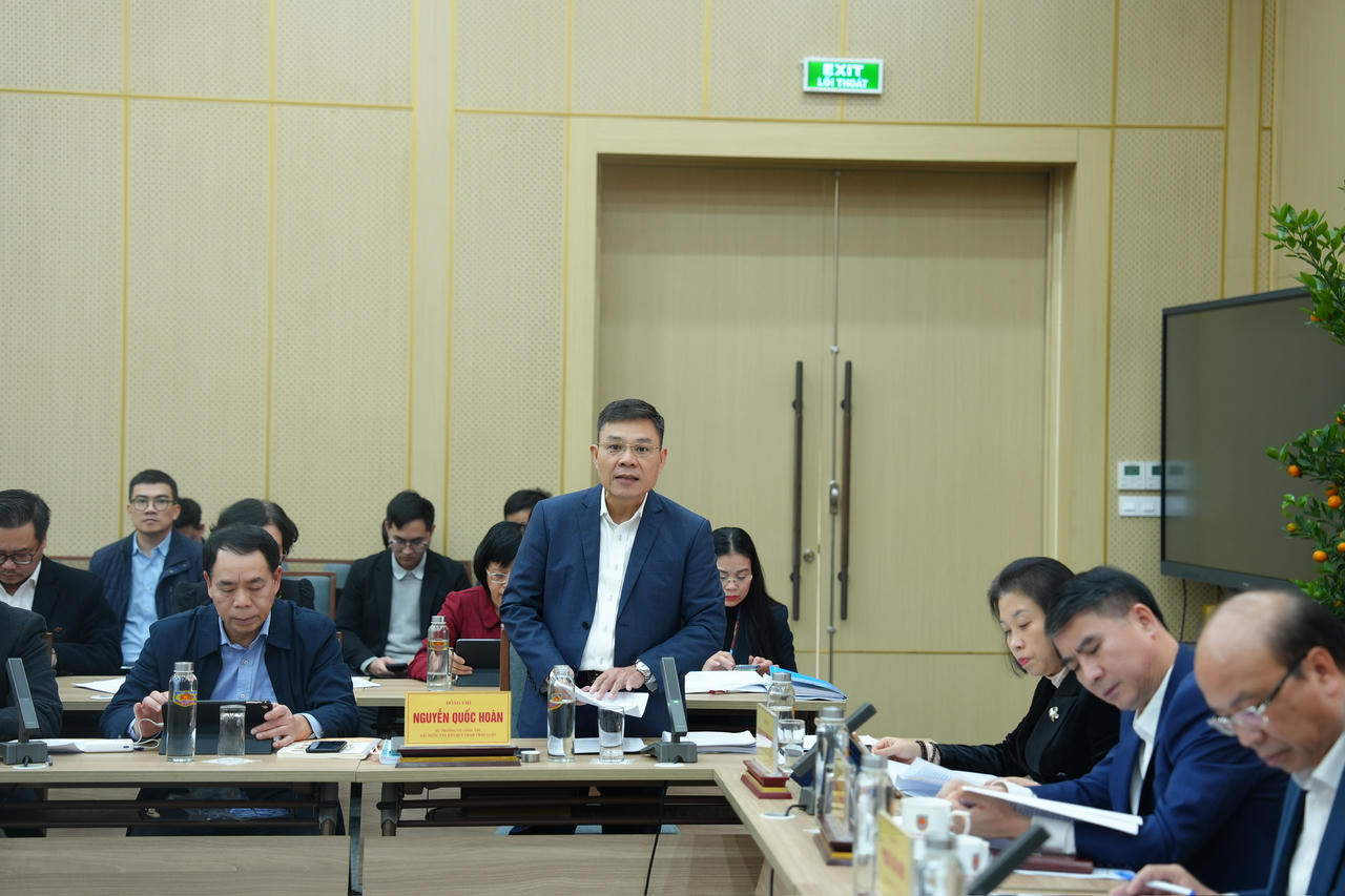 Vụ trưởng Vụ Công tác xây dựng văn bản quy phạm pháp luật Nguyễn Quốc Hoàn trình bày dự thảo tờ trình tại phiên họp.