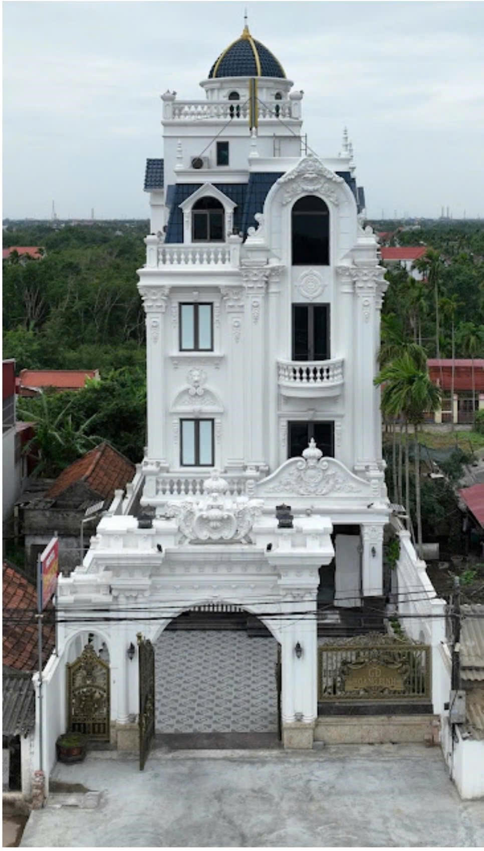 Với quy mô và mức độ đầu tư tương đối lớn, khách sạn này được xem là một trong những công trình tạo dấu ấn đáng chú ý tại khu vực nông thôn.