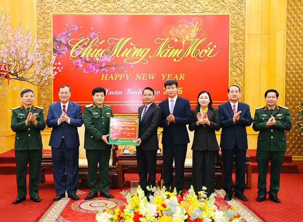 Đại tướng Phan Văn Giang - Ủy viên Bộ Chính trị, Bộ trưởng Bộ Quốc phòng gửi tặng quà cho Đảng bộ, chính quyền và Nhân dân tỉnh Ninh Bình. (Ảnh: Xuân Thu)