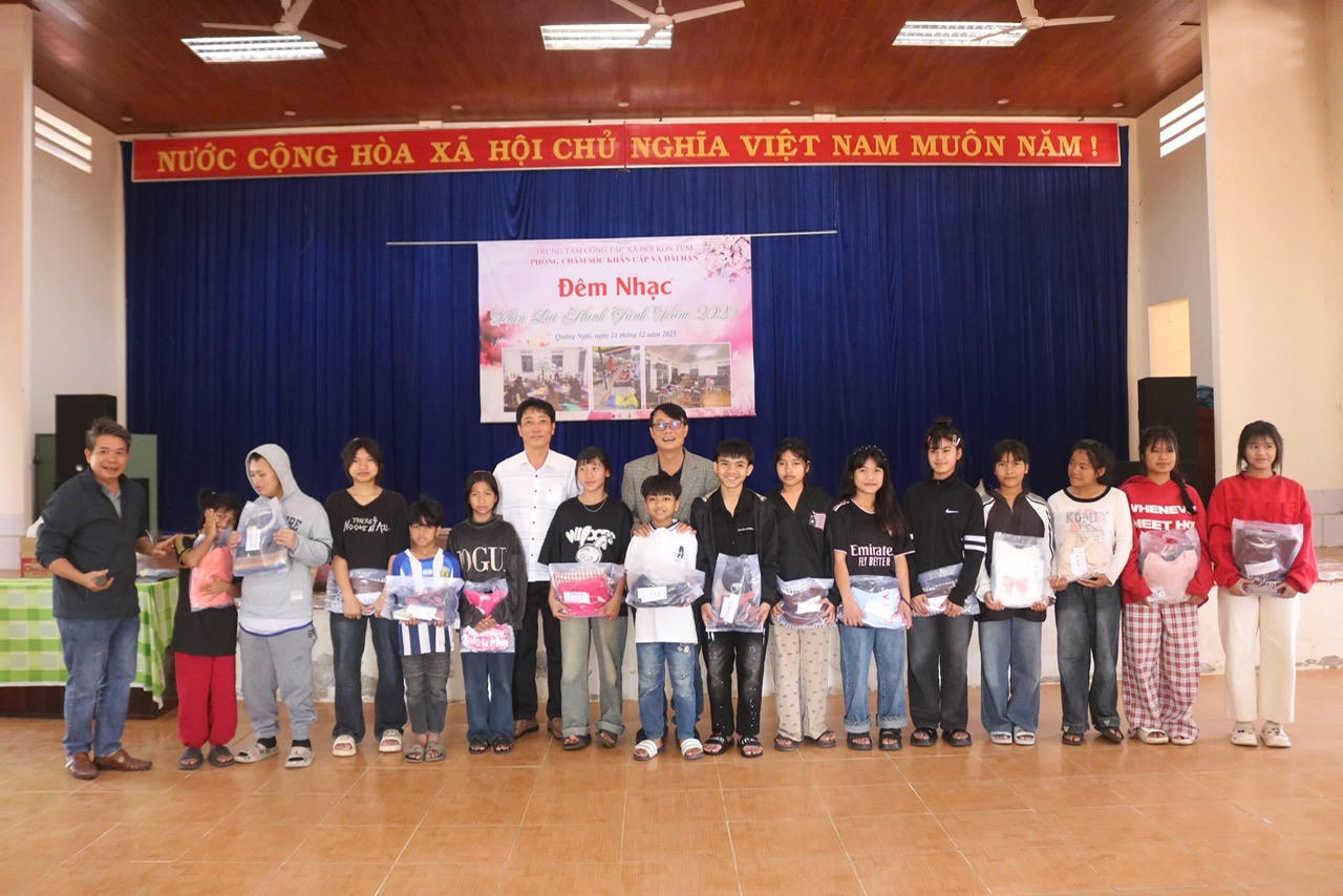 Học sinh có hoàn cảnh khó khăn được trao tặng quần áo mới để đón Tết.