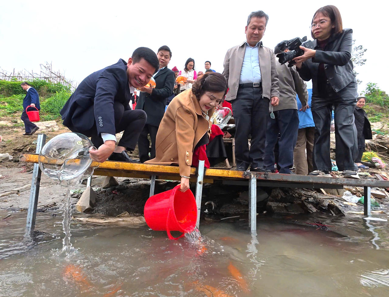 Phường Lào Cai tổ chức Ngày hội bảo vệ môi trường, thả cá phóng sinh dịp 23 tháng Chạp