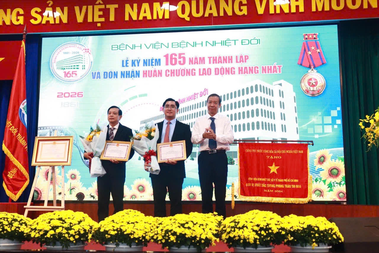 Tập thể, cá nhân đón nhận bằng khen của Sở Y tế TPHCM&nbsp;