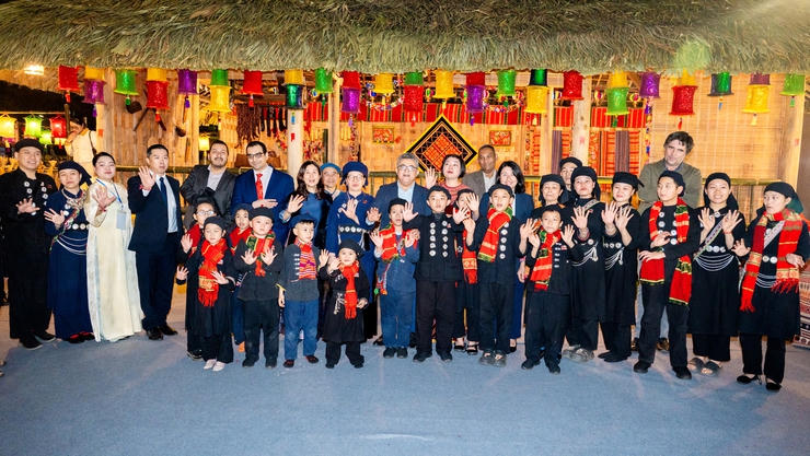 Du khách nước ngoài tham quan, trải nghiệm Chương trình.