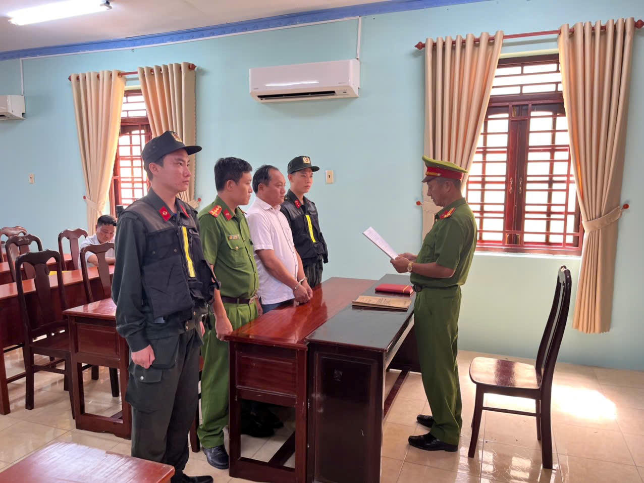 Cơ quan Cảnh sát điều tra Công an tỉnh An Giang tống đạt các quyết định khởi tố vụ án, khởi tố bị can đối với Ngô Hữu Chuẩn