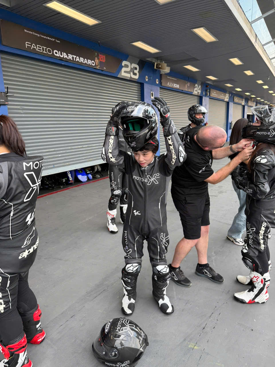 Chúng tôi mặc đồ bảo hộ để lên xe đua.