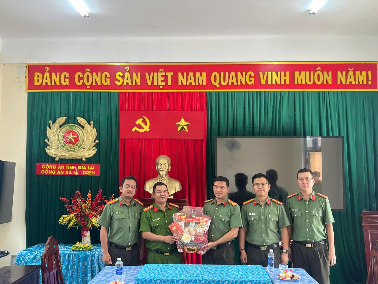 Lãnh đạo Phòng An ninh kinh tế tặng quà, chúc Tết cán bộ, chiến sĩ Công an xã Ia Dreh.