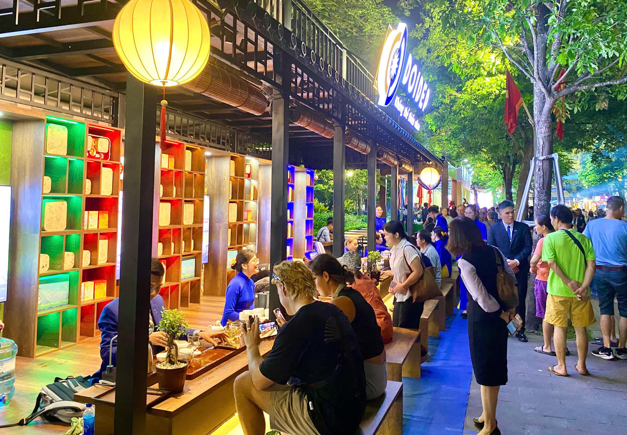 Hà Nội ngày hôm nay hòa mình với nhịp đập sôi động, chuyển đổi số mạnh mẽ. 	(Ảnh: Hương Ngọc)