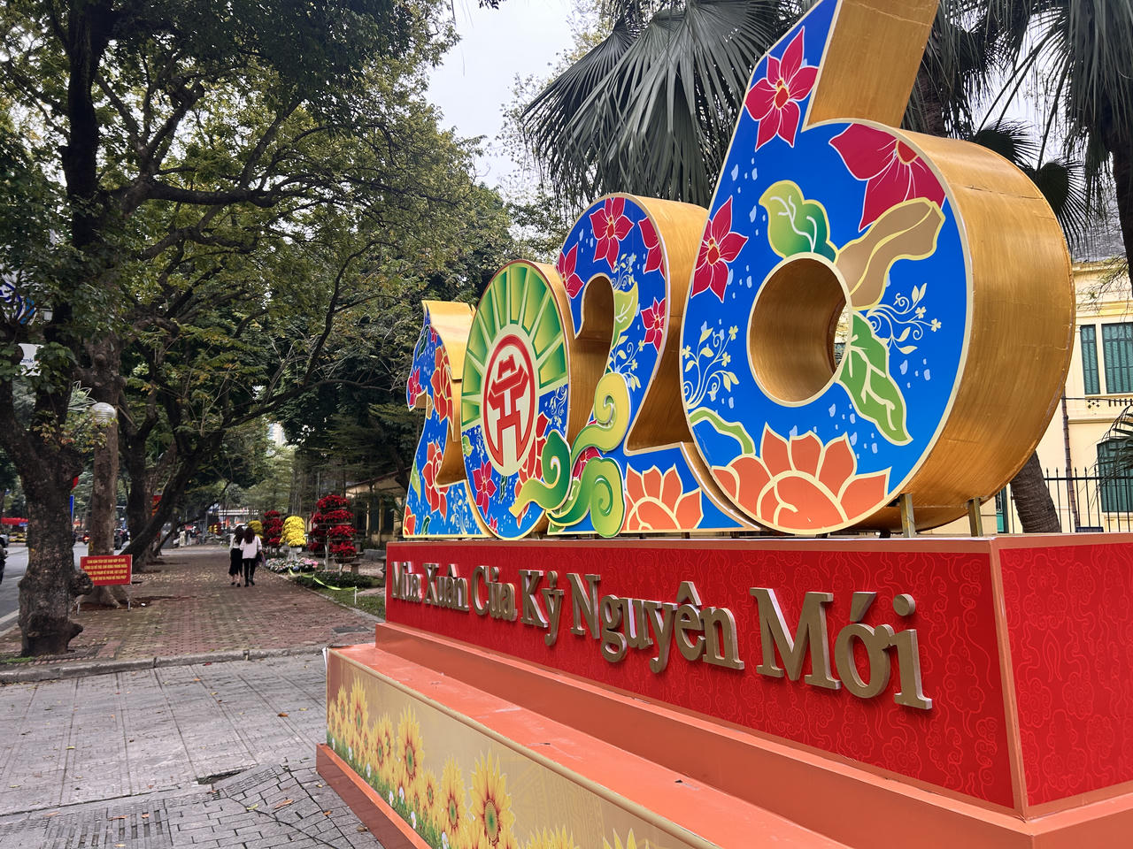 Phố phường Hà Nội rộn ràng đón Tết Nguyên đán