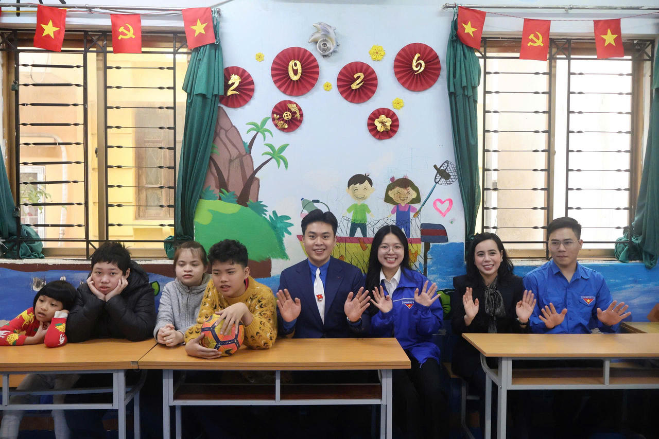 Đoàn Thanh niên Bộ Tư pháp thăm, tặng quà tại Trung tâm Hi vọng