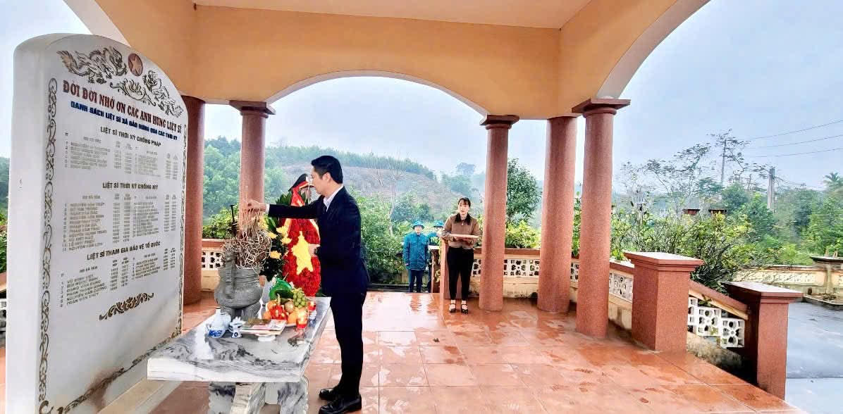 Phường Âu Lâu (Lào Cai) dâng hương tri ân anh hùng liệt sĩ