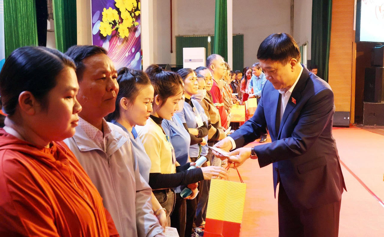 Phó Chủ tịch Quốc hội Vũ Hồng Thanh trao tặng quà Tết cho người lao động ở tỉnh Quảng Ngãi.&nbsp;