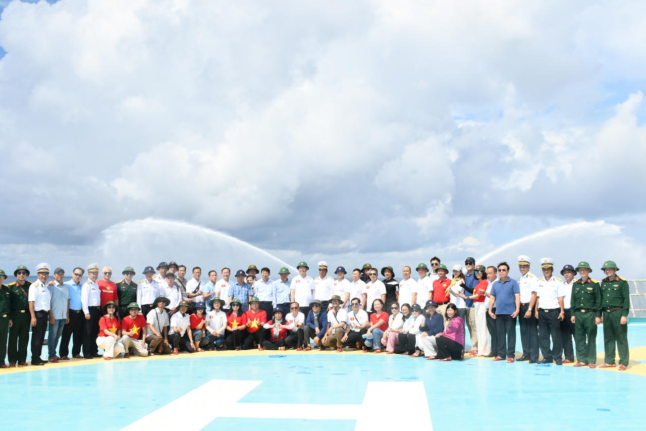 Đoàn công tác chụp ảnh tại Nhà giàn DK1/20.