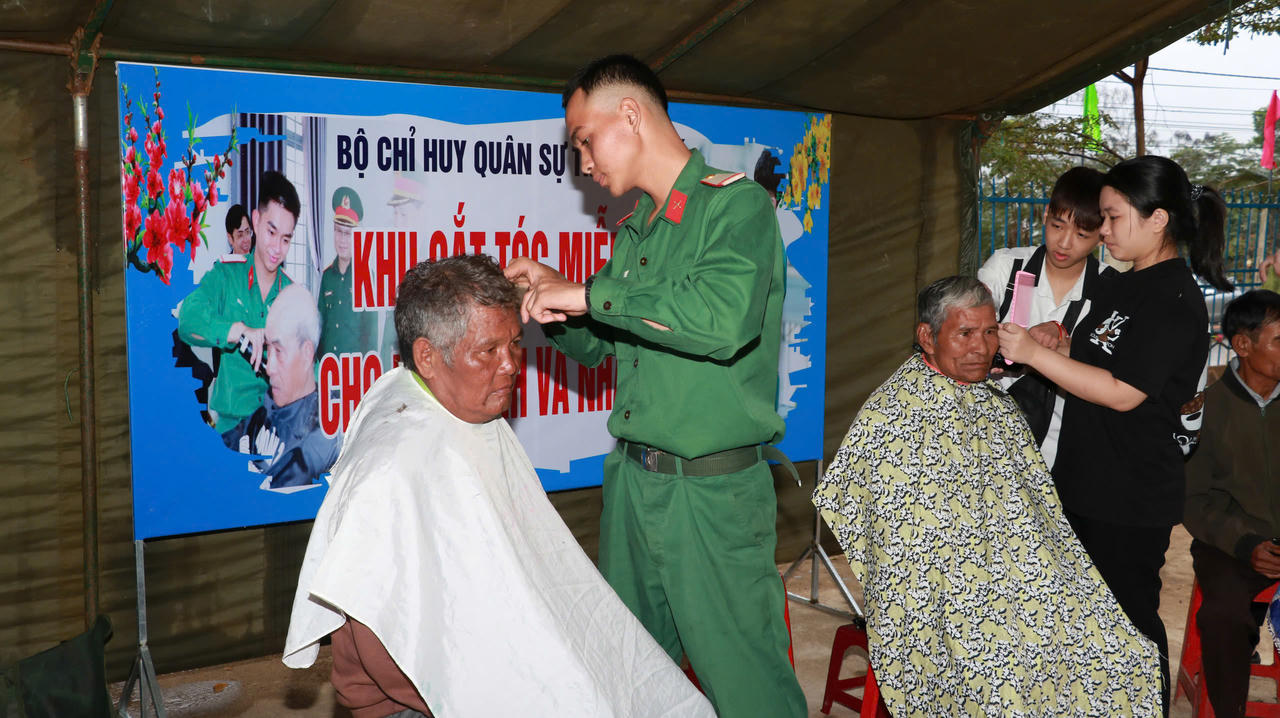 Cắt tóc miễn phí cho người dân trên địa bàn xã Yang Mao.