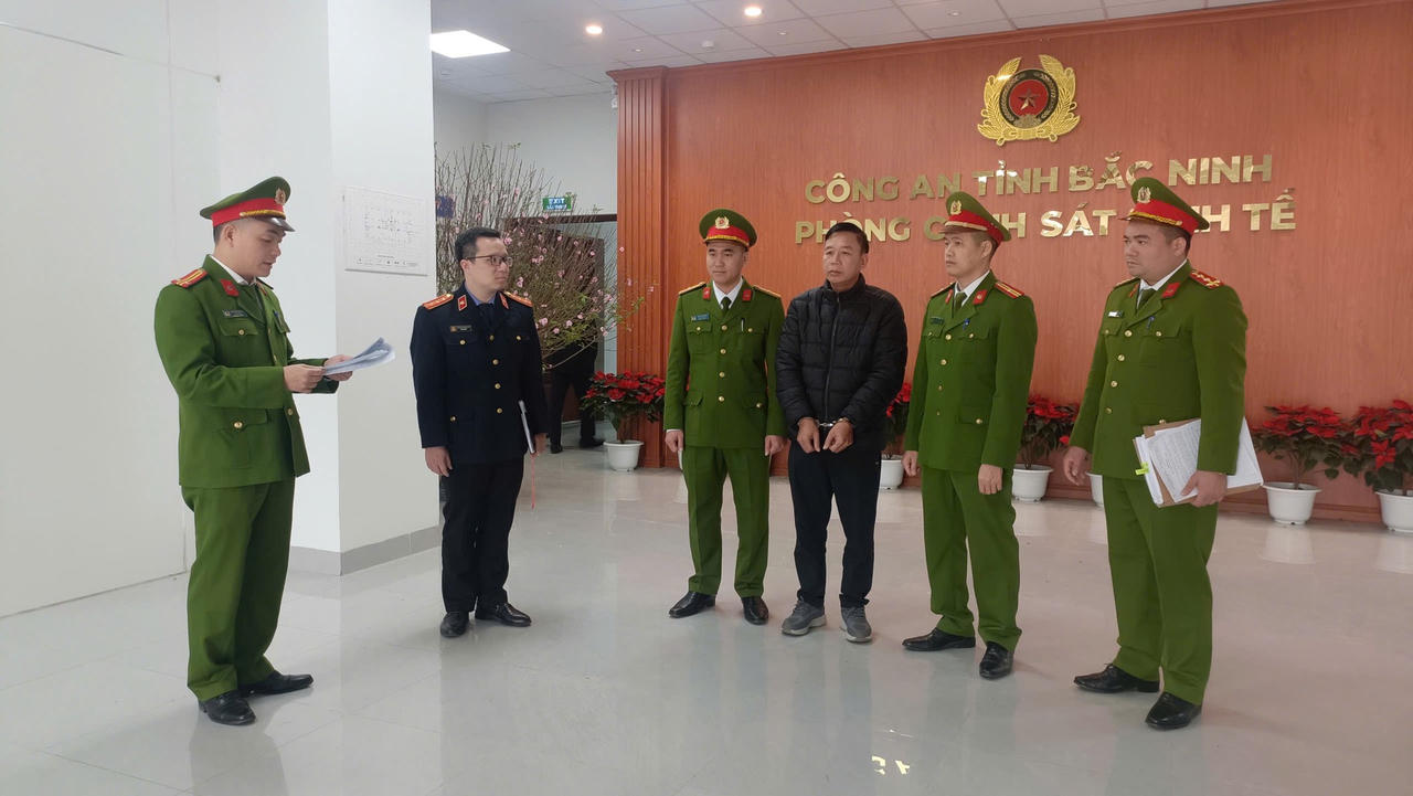 Cơ quan Cảnh sát điều tra Công an tỉnh Bắc Ninh tống đạt Quyết định và lệnh đối với Nguyễn Văn Vinh.