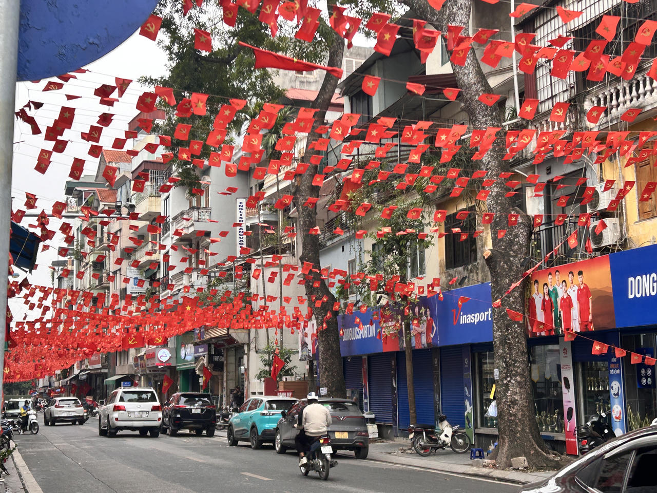 Phố phường Hà Nội rộn ràng đón Tết Nguyên đán