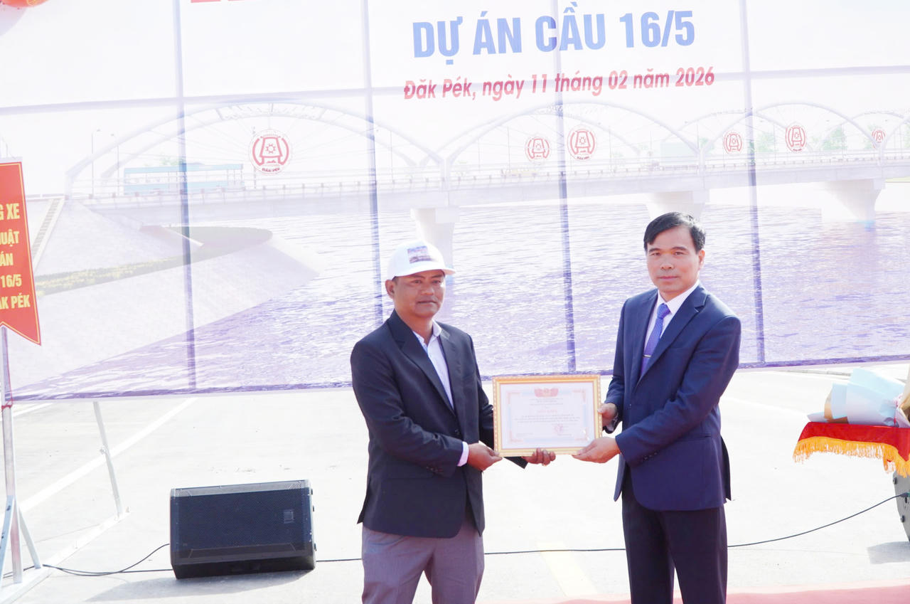 Ông Lê Viết Nam - Bí thư xã Đăk Pék&nbsp;trao giấy khen cho đơn vị thi công có thành tích trong quá trình triển khai Dự án Cầu 16/5.