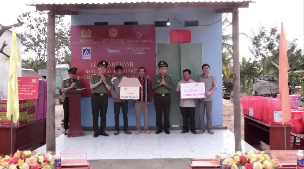 Công an tỉnh Gia Lai trao biển tượng trưng 23 căn nhà tình nghĩa cho đại diện địa phương.