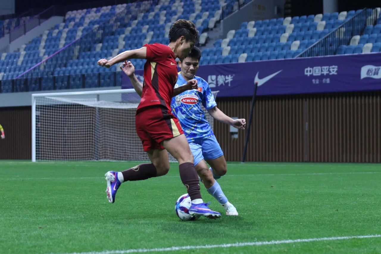 Tối 10/2 (giờ Việt Nam), đội tuyển nữ Việt Nam có trận đấu giao hữu với đội tuyển nữ Trung Quốc tại Trung tâm Đào tạo bóng đá trẻ Thâm Quyến.