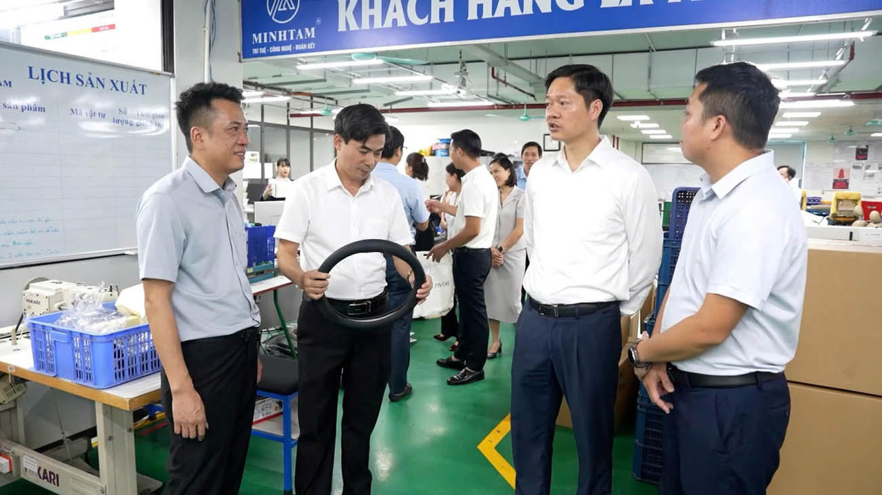 Bí thư Đảng ủy xã Dương Hòa - Phùng Bá Nhân (thứ 2 từ phải sang) thăm hoạt động sản xuất, kinh doanh tại Công ty TNHH Thương mại dịch vụ và sản xuất Minh Tâm.