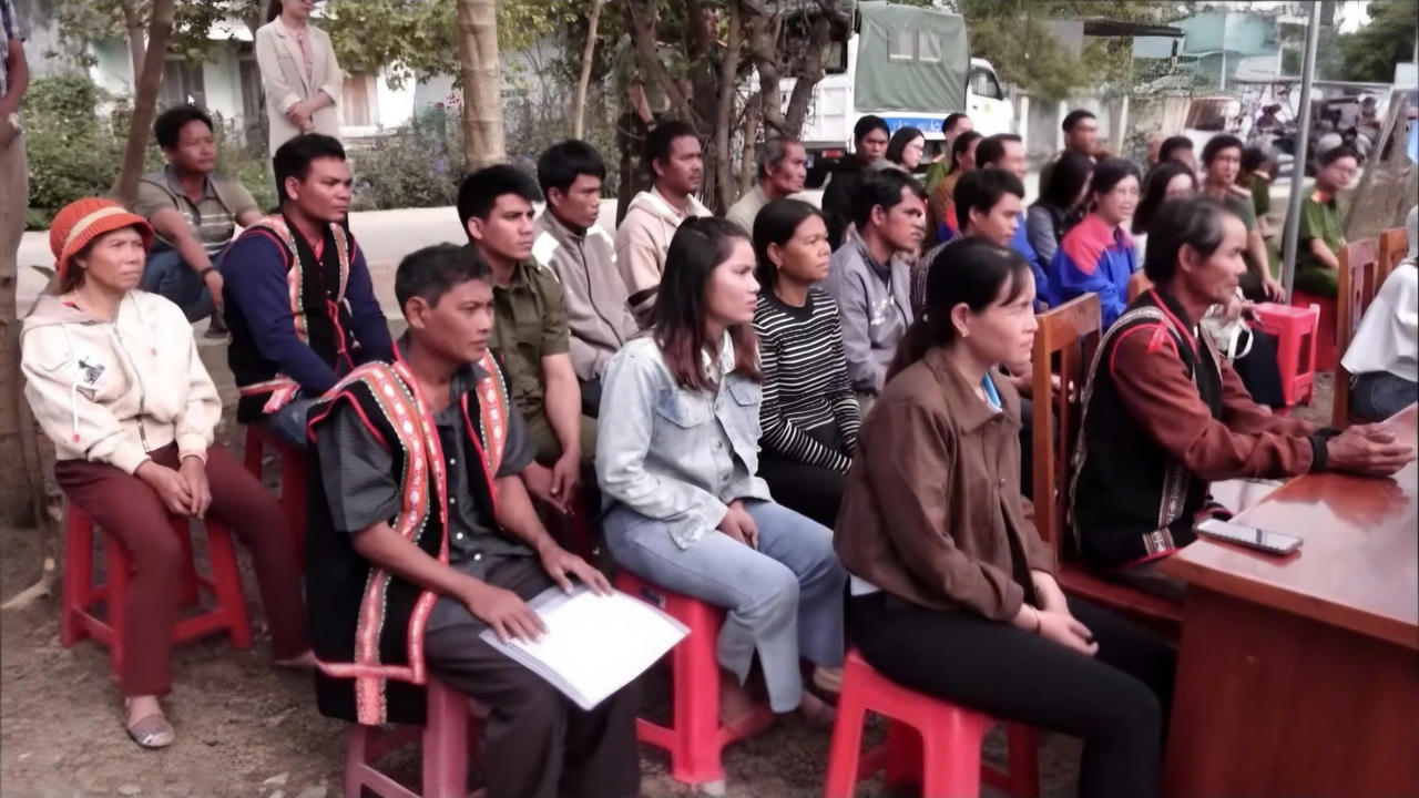 Đông đảo bà con đồng bào dân tộc thiểu số xã Phú Túc và xã Ia Rsai phấn khởi dự lễ bàn giao nhà Đại đoàn kết.