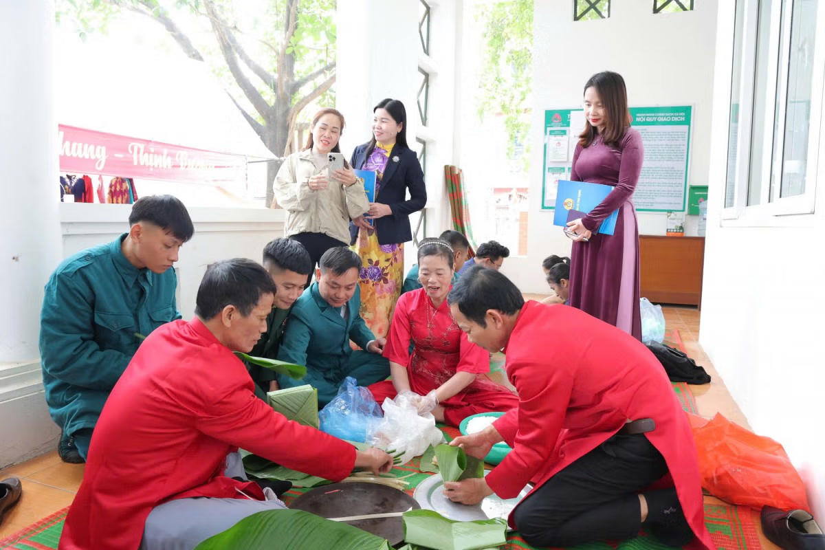 Các đoàn viên Công đoàn tham gia thi gói bánh chưng tại Chương trình" Tết Sum vầy - Xuân ơn Đảng. 