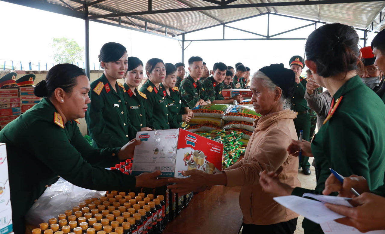 Rộn rã ngày hội “Xuân khu 5 đoàn kết - Tết thắm tình quân dân” 