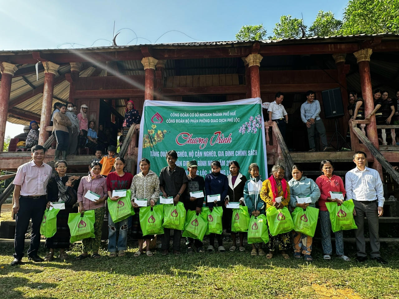 Công đoàn bộ phận PGD NHCSXH Phú Lộc trao quà Tết cho bà con hộ nghèo, gia đình chính sách&nbsp;