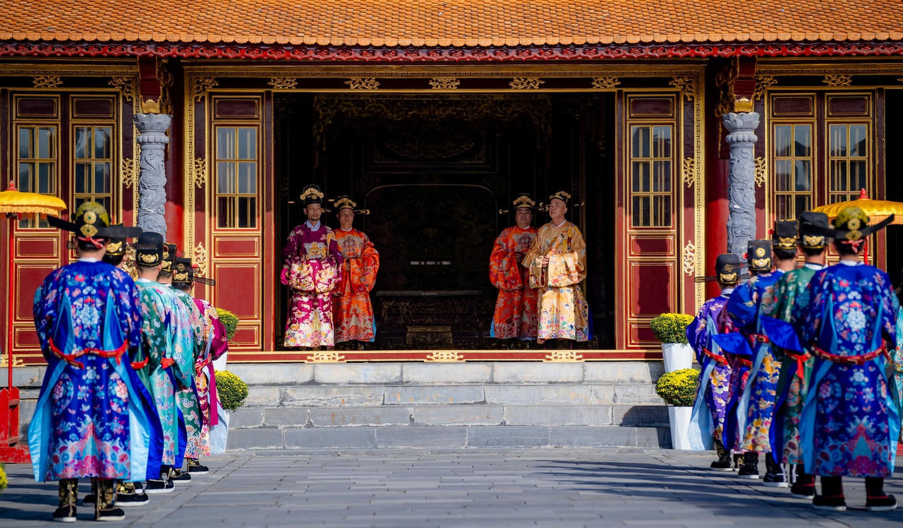 Tái hiện cảnh các quan dâng biểu chúc mừng nhà vua nhân dịp Nguyên đán.