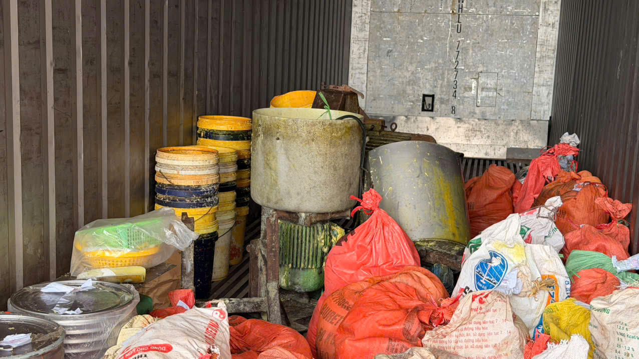 Máy ép và dụng cụ để pha trộn, chế biến riềng xay.