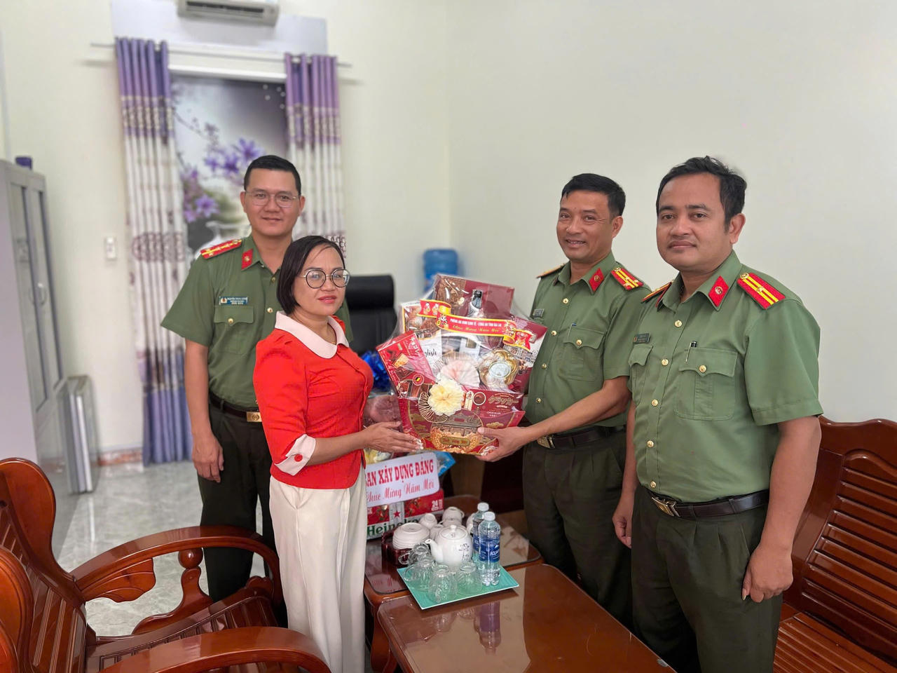 Đoàn công tác Phòng An ninh kinh tế tặng quà, chúc Tết Đảng ủy, UBND xã Ia Dreh.