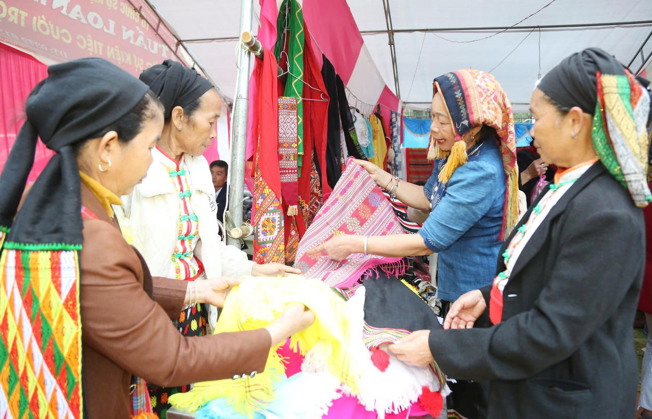 &nbsp;Nét đẹp dệt thổ cẩm được gìn giữ, những tấm vải thổ cẩm tại Lễ hội hang Bua. 
