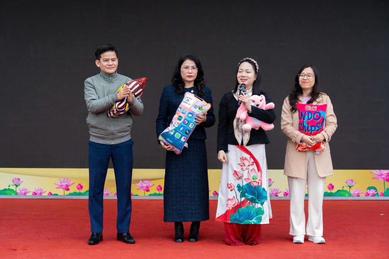 NGUT. TS Lê Kim Anh - Bí thư Đảng ủy - Hiệu trưởng Nhà trường; Thầy Nguyễn Ngọc Phúc - phó Bí thư Đảng ủy - phó Hiệu trưởng Nhà trường; Cô Đào Nguyễn Thanh Hương - phó Hiệu trưởng Nhà trường cùng Diễn giả Hiểu Linh tại sự kiện