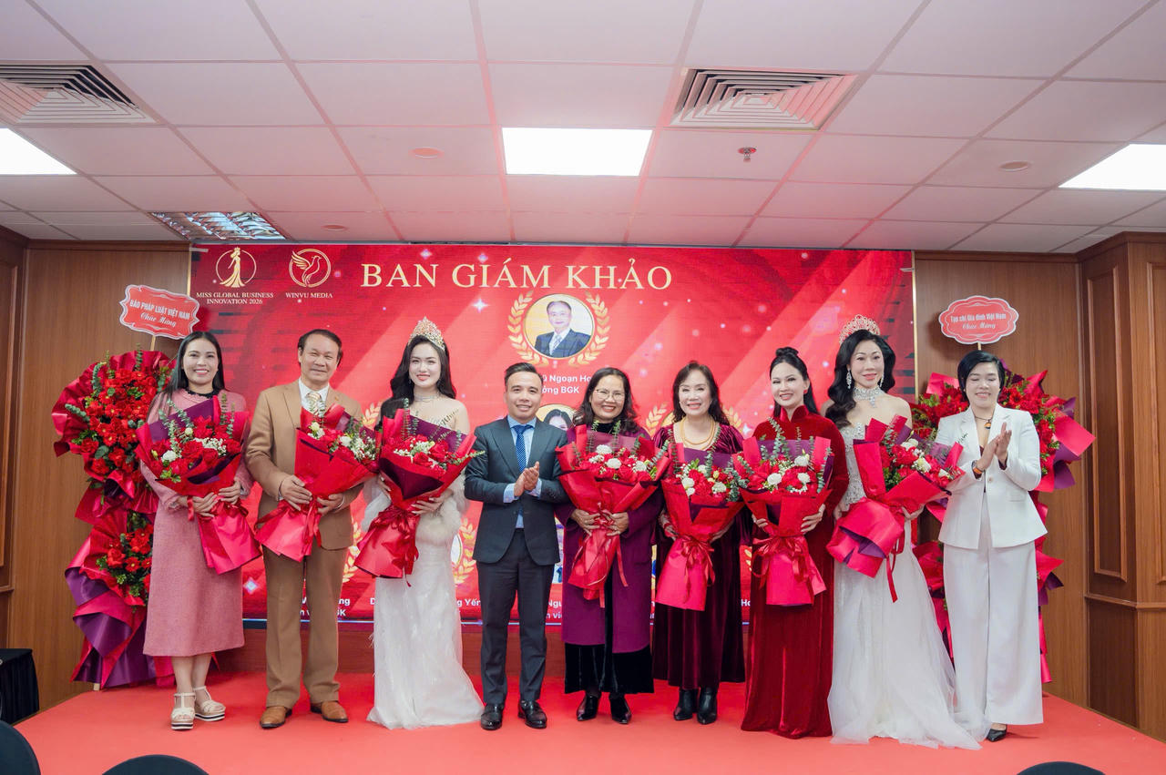 Ban Tổ chức, Hội đồng Giám khảo và các đại biểu chụp ảnh lưu niệm tại buổi gặp gỡ