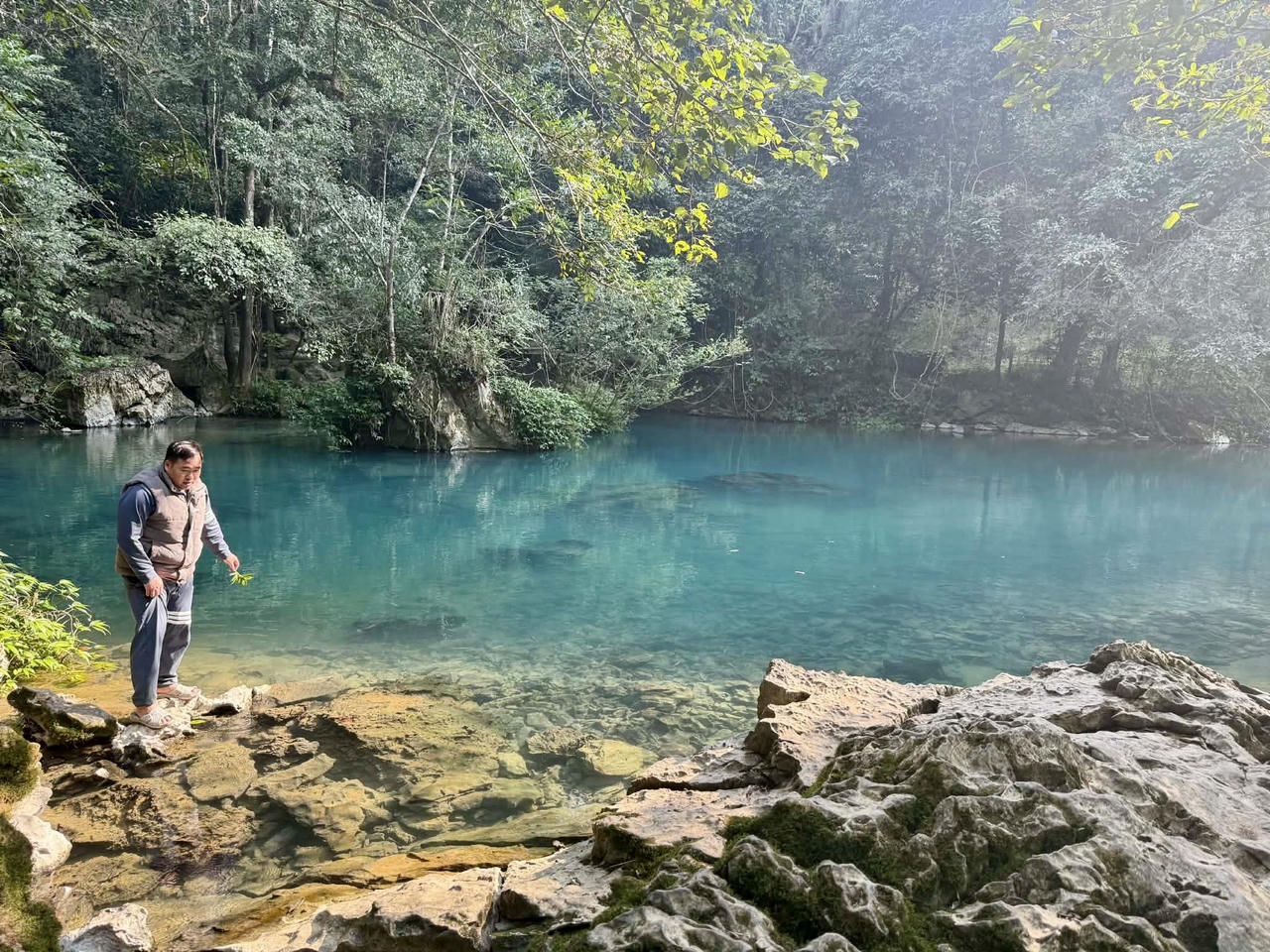 Con suối trong xanh nơi Bác ngồi làm việc, nghỉ ngơi. (Ảnh: Minh Nghĩa)