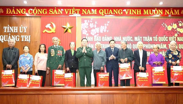 Đại tướng Nguyễn Trọng Nghĩa thăm, chúc Tết, trao quà tại Quảng Trị