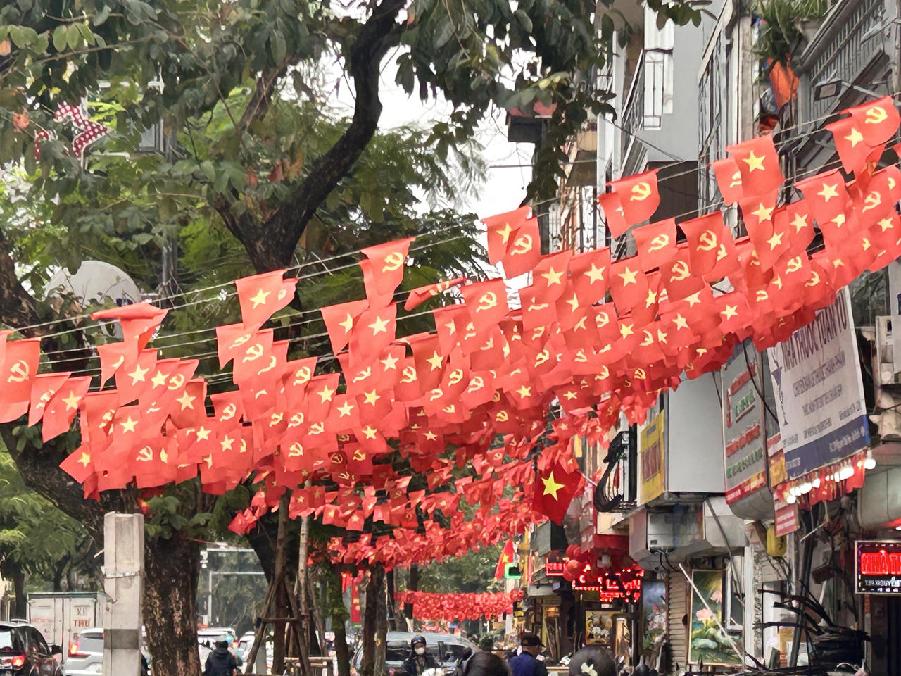 Phố phường Hà Nội rộn ràng đón Tết Nguyên đán