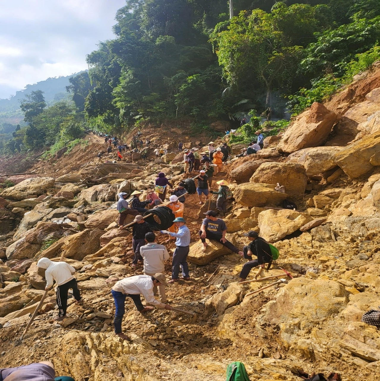 Những cung đường hiểm trở mà “người lính áo cam” miền Bắc phải vượt qua để đưa điện về buôn làng.